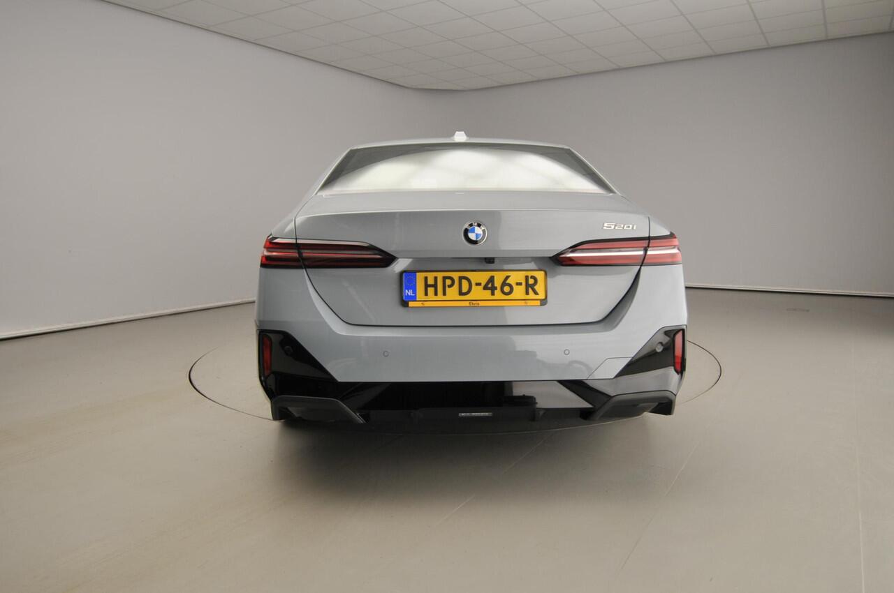 BMW 5-SERIE Sedan 520i | M-Sportpakket | LED | Leder | HUD | Elektr. zetels | Sportstoelen | DAB | Harman-kardon sound | Alu 20 inch