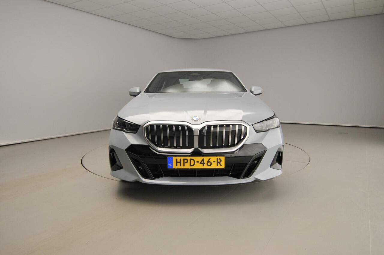 BMW 5-SERIE Sedan 520i | M-Sportpakket | LED | Leder | HUD | Elektr. zetels | Sportstoelen | DAB | Harman-kardon sound | Alu 20 inch