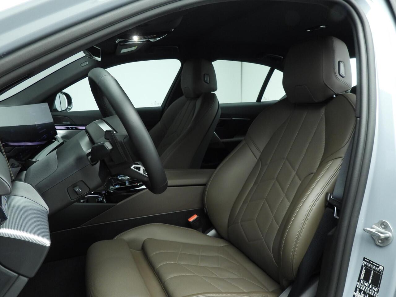 BMW 5-SERIE Sedan 520i | M-Sportpakket | LED | Leder | HUD | Elektr. zetels | Sportstoelen | DAB | Harman-kardon sound | Alu 20 inch