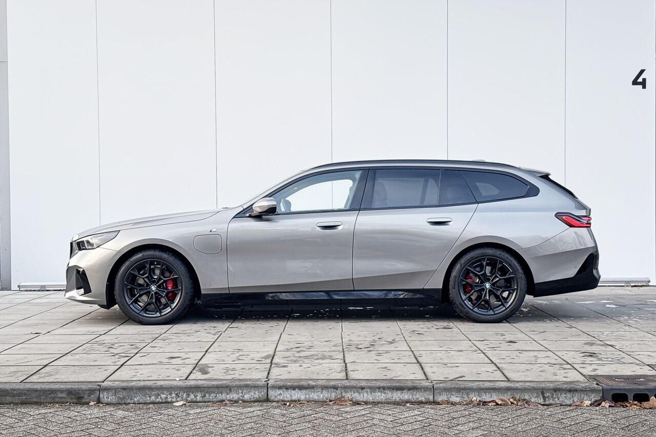 BMW 5-SERIE Touring 530e M Sport M-Sport Pro / Elektrisch Wegklapbare Trekhaak / 20 inch / Driving Assistant Professional / Innovation Pakket / Travel Pack