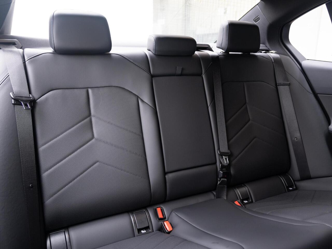 BMW 5-SERIE Sedan 520i | M Sportpakket | Achteruitrijcamera | Adaptieve LED | Stoelverwarming | PDC | 19''