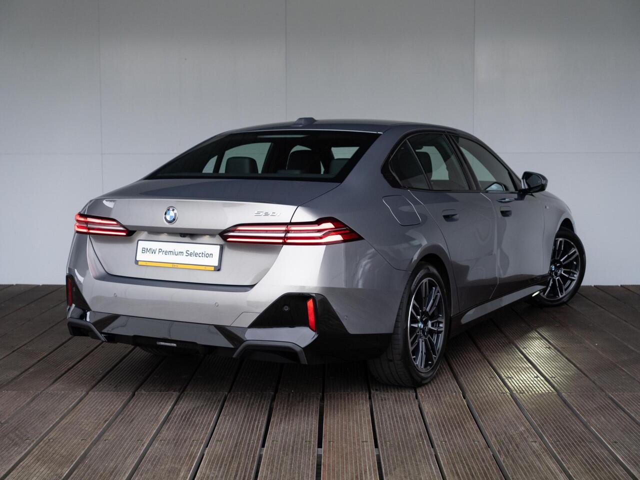 BMW 5-SERIE Sedan 520i | M Sportpakket | Achteruitrijcamera | Adaptieve LED | Stoelverwarming | PDC | 19''