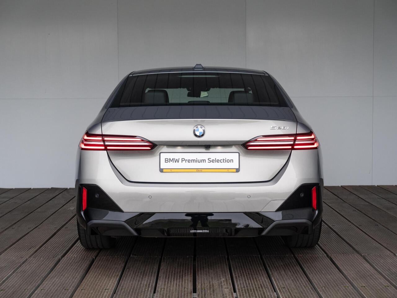 BMW 5-SERIE Sedan 520i | M Sportpakket | Achteruitrijcamera | Adaptieve LED | Stoelverwarming | PDC | 19''