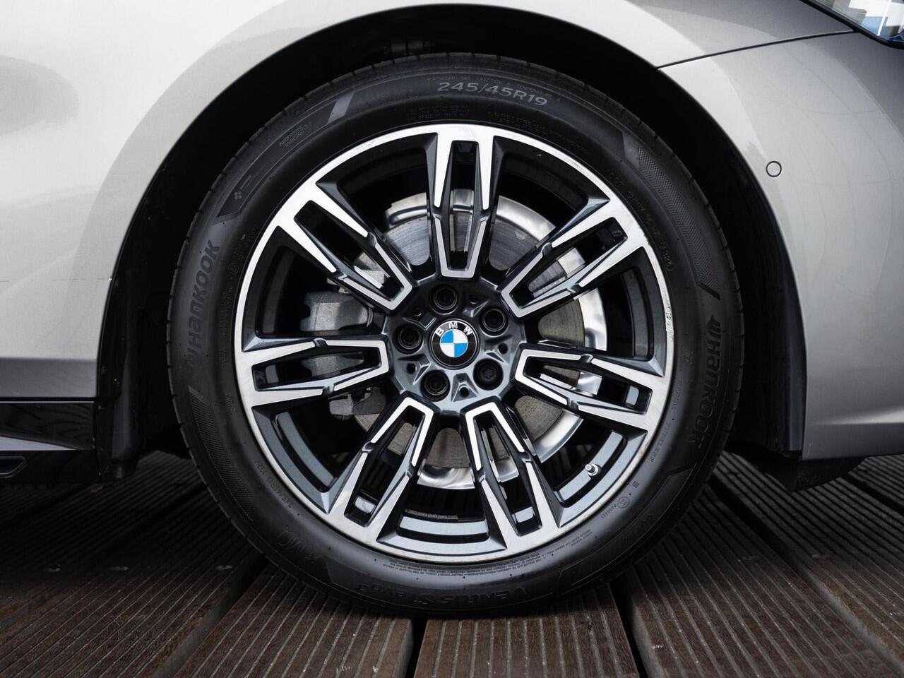 BMW 5-SERIE Sedan 520i | M Sportpakket | Achteruitrijcamera | Adaptieve LED | Stoelverwarming | PDC | 19''