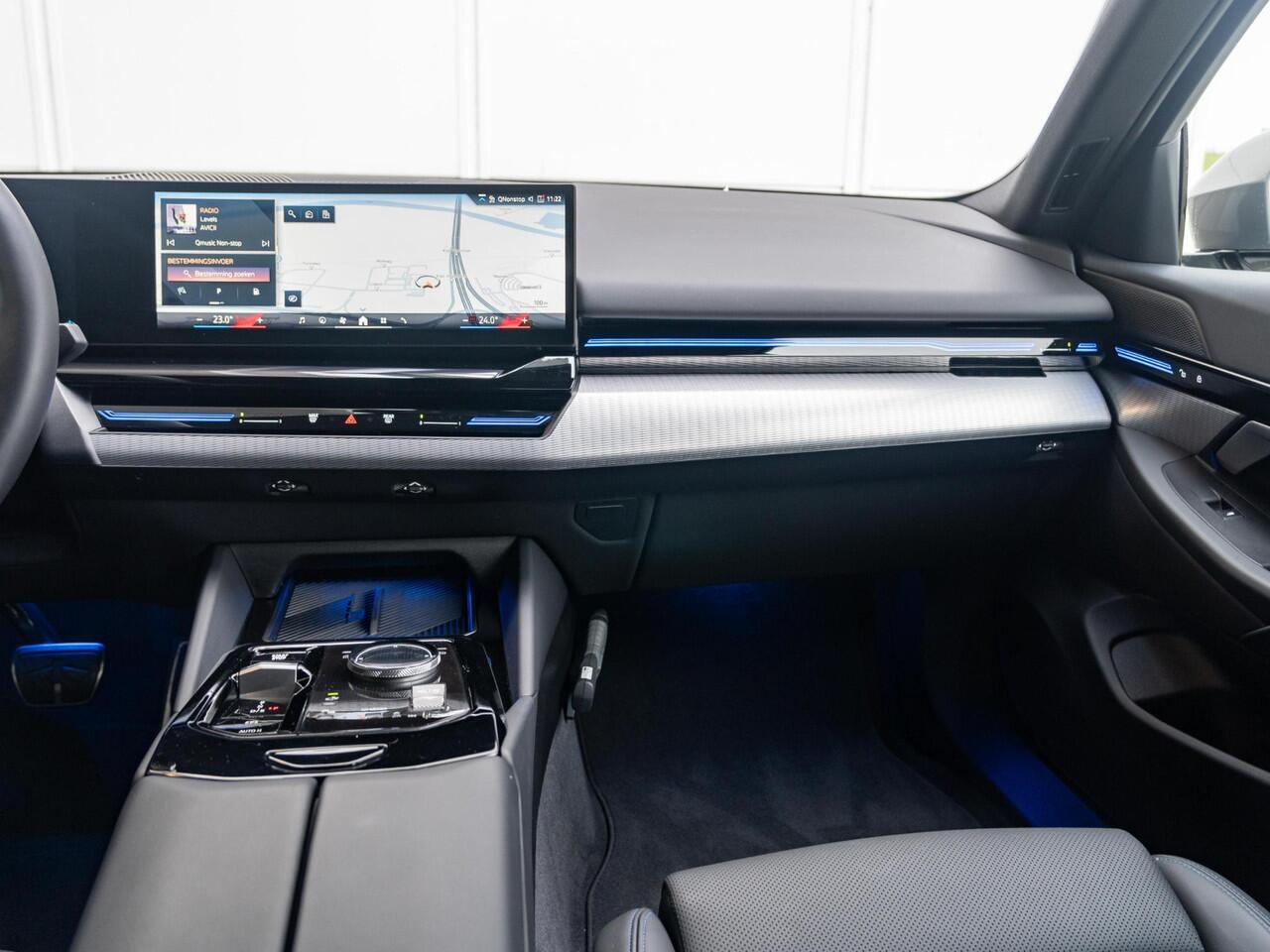 BMW 5-SERIE Sedan 520i | M Sportpakket | Achteruitrijcamera | Adaptieve LED | Stoelverwarming | PDC | 19''