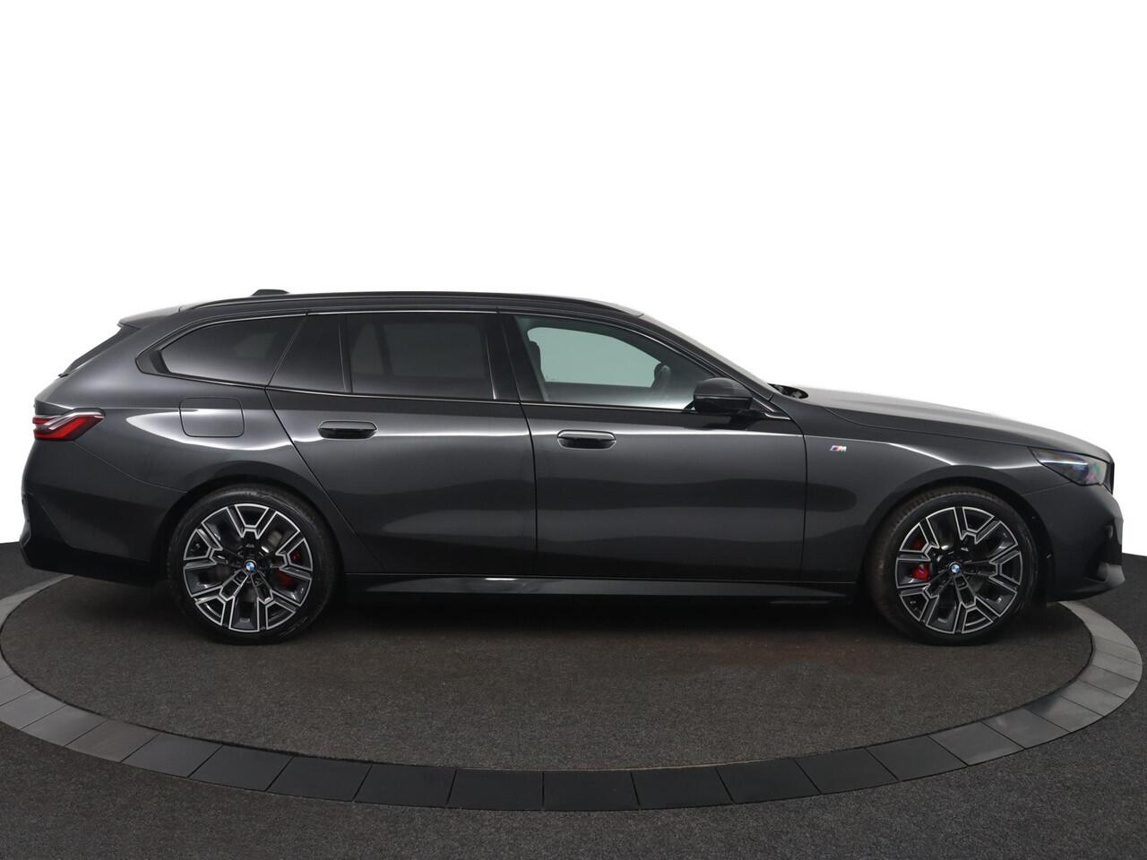 BMW 5-SERIE Touring 520i | M Sportpakket Pro | Driving Assistant Plus | Panoramadak | Harman/Kardon | Adaptieve LED koplampen | Iconic Glow |