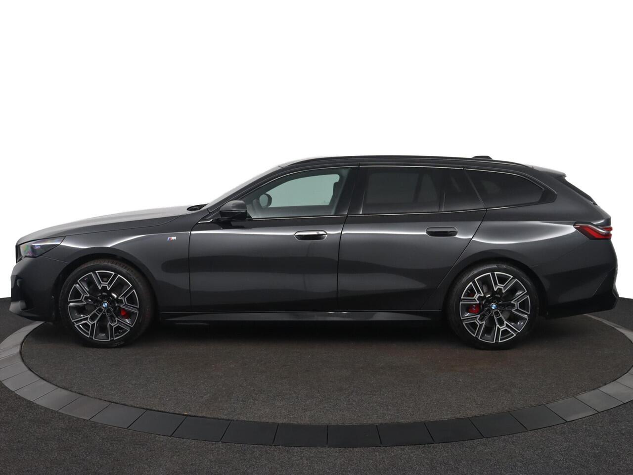 BMW 5-SERIE Touring 520i | M Sportpakket Pro | Driving Assistant Plus | Panoramadak | Harman/Kardon | Adaptieve LED koplampen | Iconic Glow |