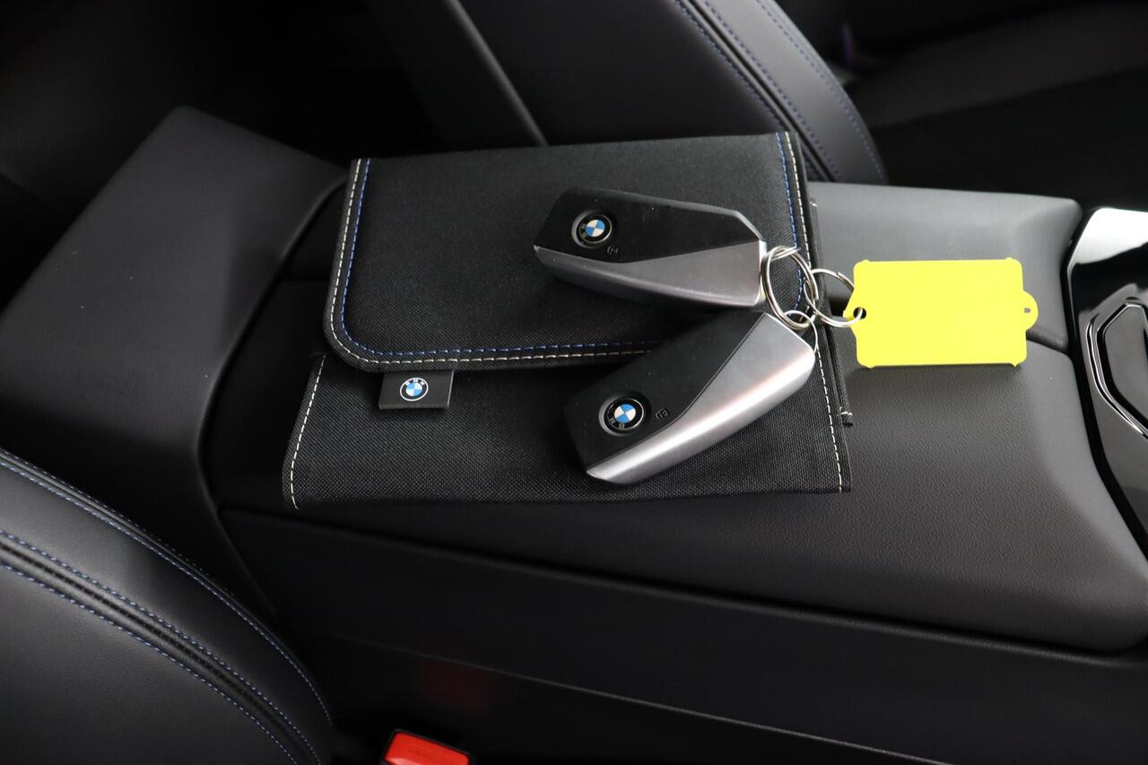 BMW 5-SERIE Touring 520i | M Sportpakket Pro | Driving Assistant Plus | Panoramadak | Harman/Kardon | Adaptieve LED koplampen | Iconic Glow |