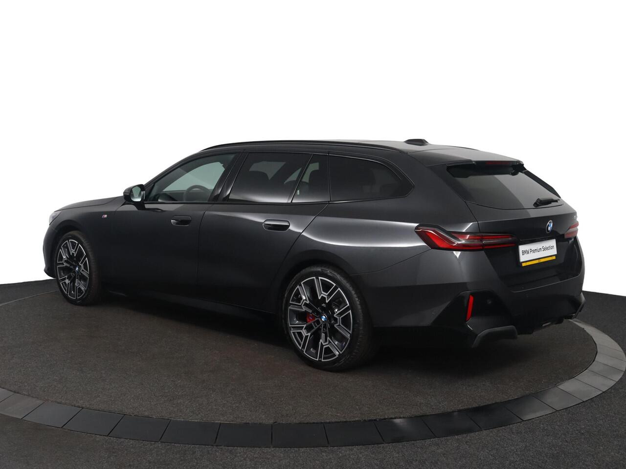 BMW 5-SERIE Touring 520i | M Sportpakket Pro | Driving Assistant Plus | Panoramadak | Harman/Kardon | Adaptieve LED koplampen | Iconic Glow |