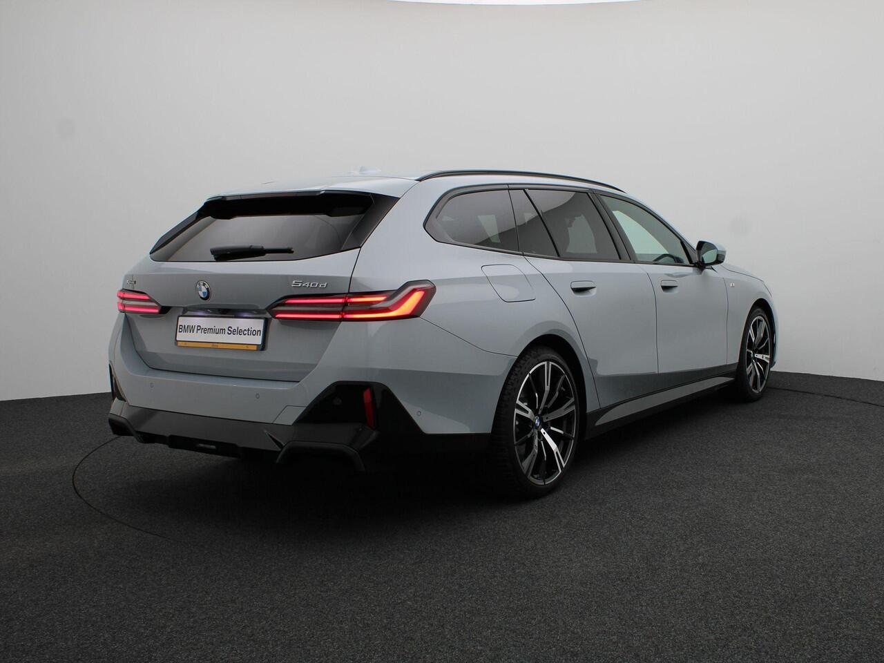 BMW 5-SERIE Touring 540d xDrive M Sportpakket Pro | Innovation Pack | Driving Assist Prof | Harman-Kardon | Panoramadak | 20"