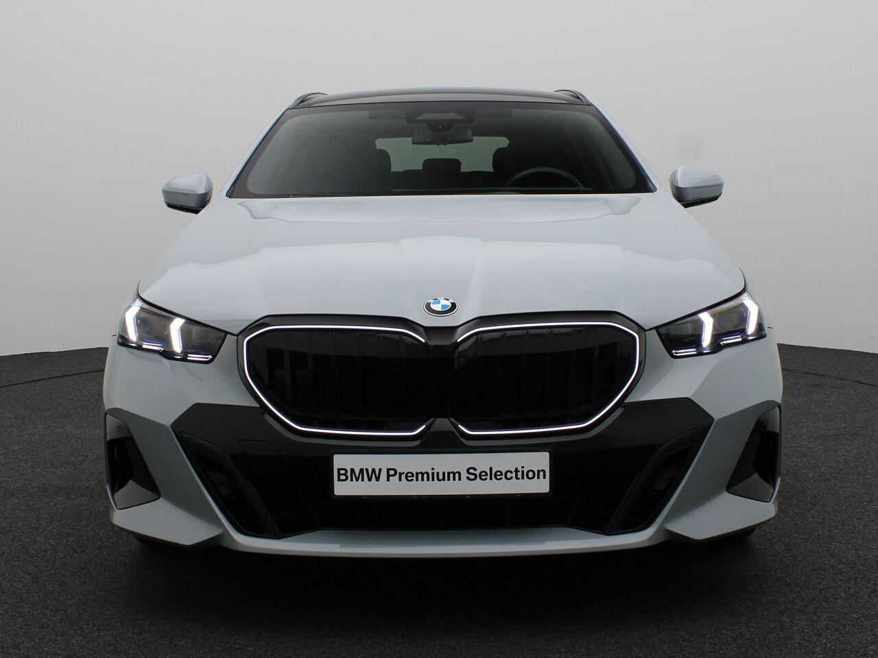 BMW 5-SERIE Touring 540d xDrive M Sportpakket Pro | Innovation Pack | Driving Assist Prof | Harman-Kardon | Panoramadak | 20"