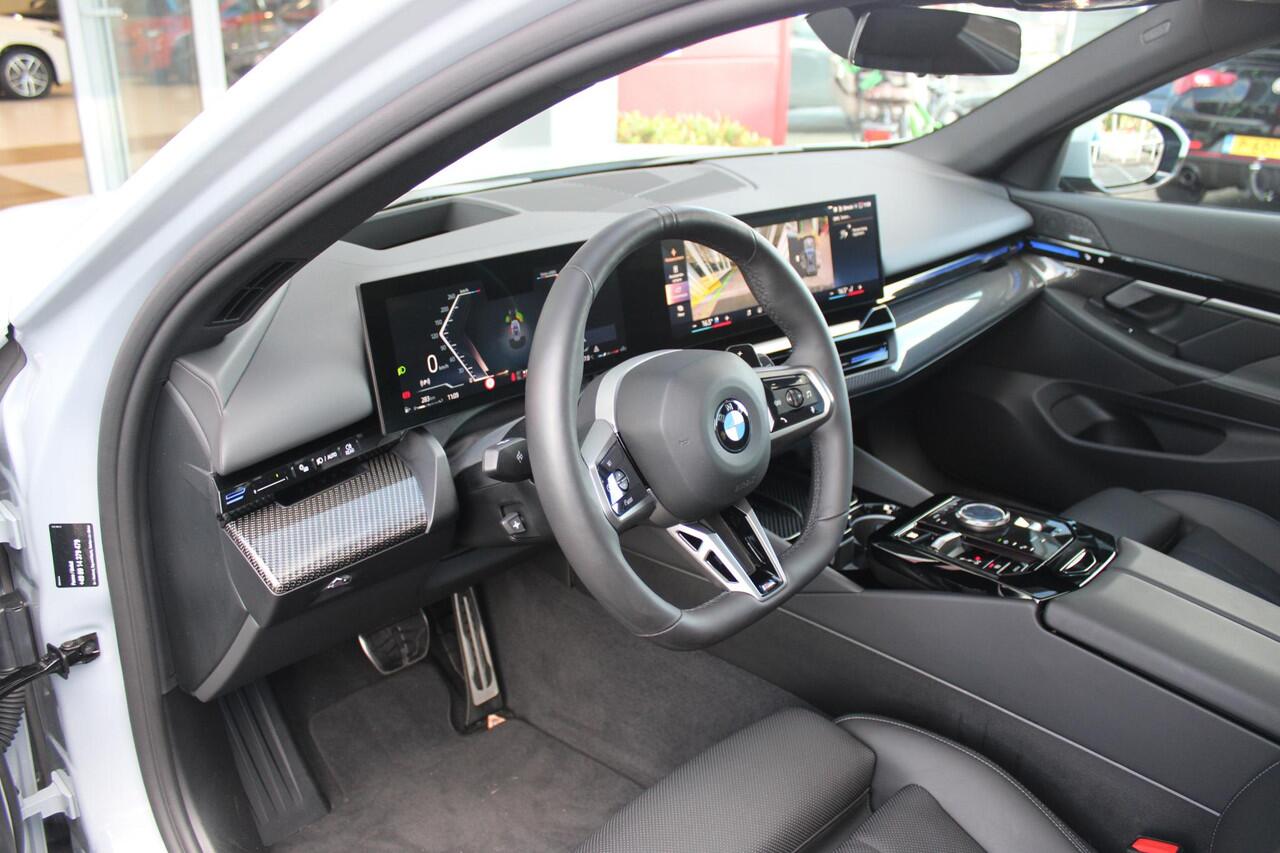 BMW 5-SERIE Touring 520i M-SPORT | PANORAMA DAK | TREKHAAK ELEKTRISCH WEGKLAPBAAR | HARMAN KARDON AUDIO SYSTEM | SHADOW LINE PAKKET | ELEKTRISCH VERSTELBARE VOORSTOELEN MET GEHEUGENFUNCTIE | STOEL VENTILATIE VOOR | STOEL VERWARMING VOOR + ACHTER | 360° CAMERA | DRAAD