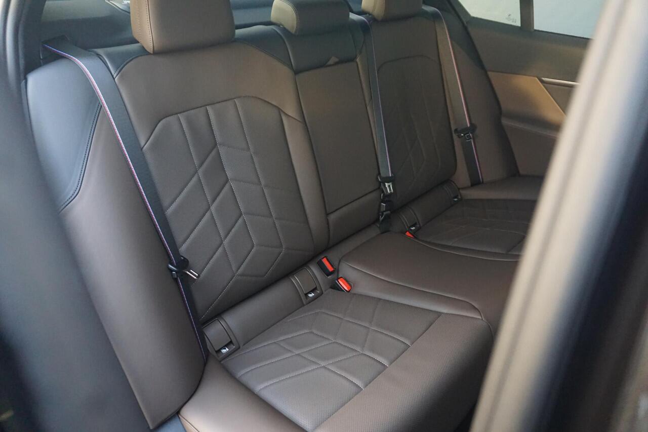 BMW 5-SERIE Sedan 530e M Sportpakket Pro 20'' / Harman Kardon / Comfortstoelen met stoelventilatie / Driving Assistant Professional / Trekhaak | Ekris Selection