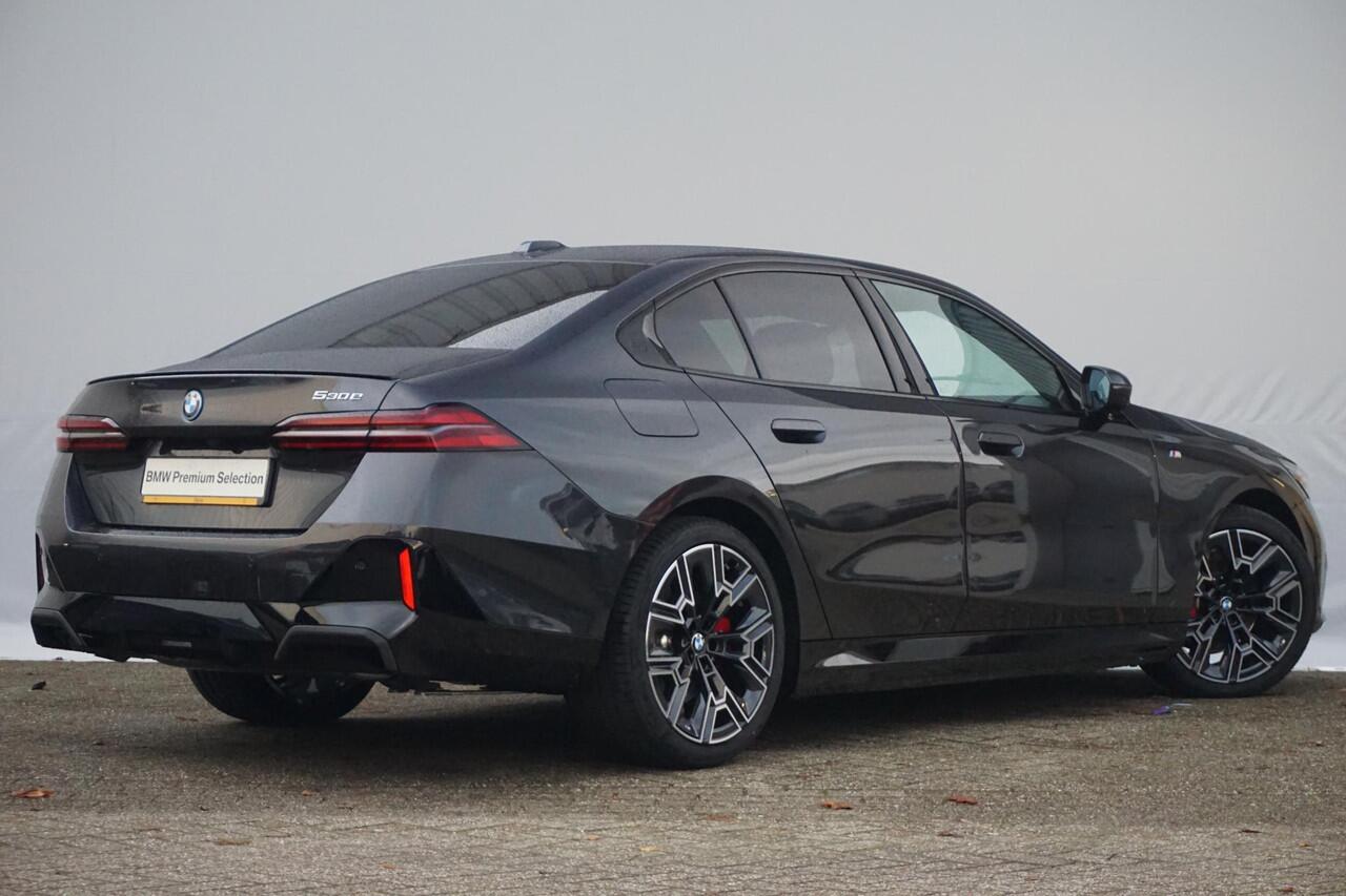 BMW 5-SERIE Sedan 530e M Sportpakket Pro 20'' / Harman Kardon / Comfortstoelen met stoelventilatie / Driving Assistant Professional / Trekhaak | Ekris Selection