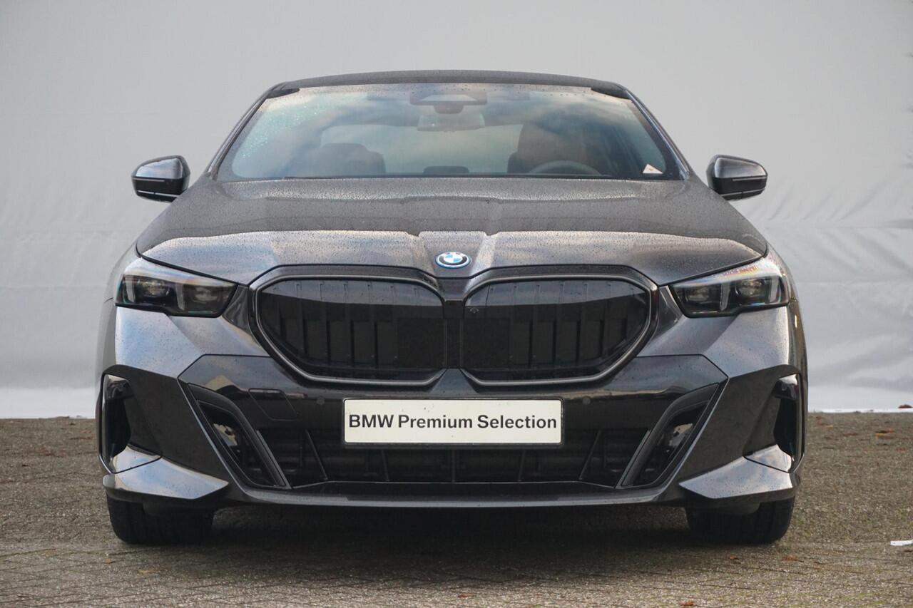 BMW 5-SERIE Sedan 530e M Sportpakket Pro 20'' / Harman Kardon / Comfortstoelen met stoelventilatie / Driving Assistant Professional / Trekhaak | Ekris Selection