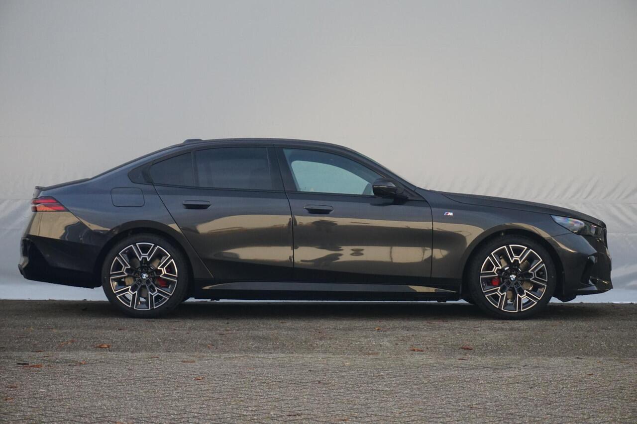 BMW 5-SERIE Sedan 530e M Sportpakket Pro 20'' / Harman Kardon / Comfortstoelen met stoelventilatie / Driving Assistant Professional / Trekhaak | Ekris Selection