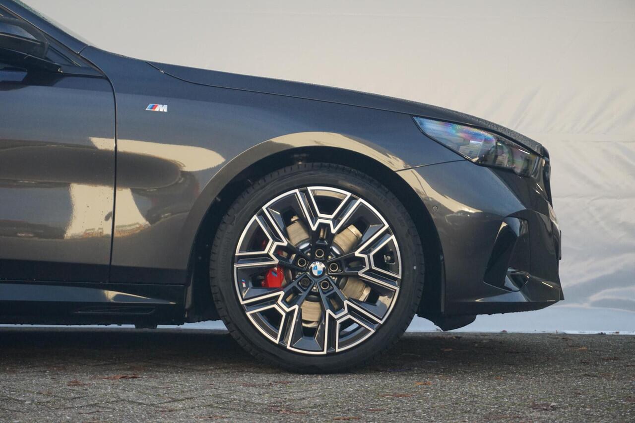 BMW 5-SERIE Sedan 530e M Sportpakket Pro 20'' / Harman Kardon / Comfortstoelen met stoelventilatie / Driving Assistant Professional / Trekhaak | Ekris Selection