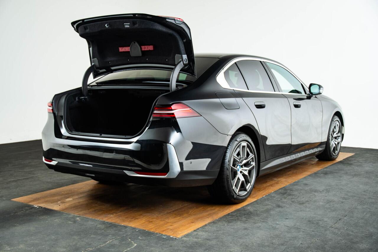 BMW 5-SERIE 530e Trekhaak - Comfortstoelen - Elektrisch verwarmde voorstoelen - Driving Assistant Professional - Head up - Parking Assistant Plus - Active Guard - Akoestische voetgangersbescherming - Comfort Access -