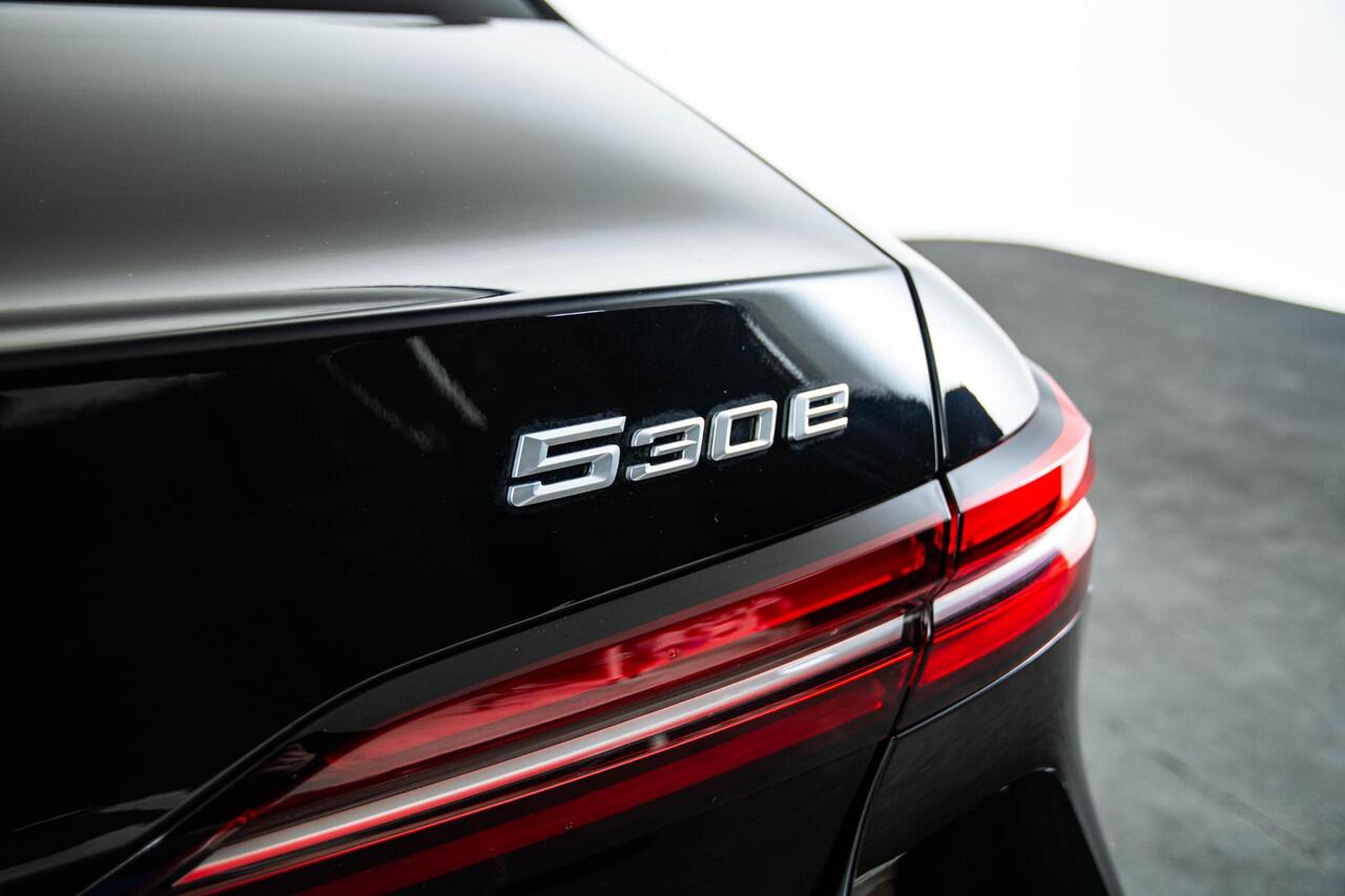 BMW 5-SERIE 530e Trekhaak - Comfortstoelen - Elektrisch verwarmde voorstoelen - Driving Assistant Professional - Head up - Parking Assistant Plus - Active Guard - Akoestische voetgangersbescherming - Comfort Access -