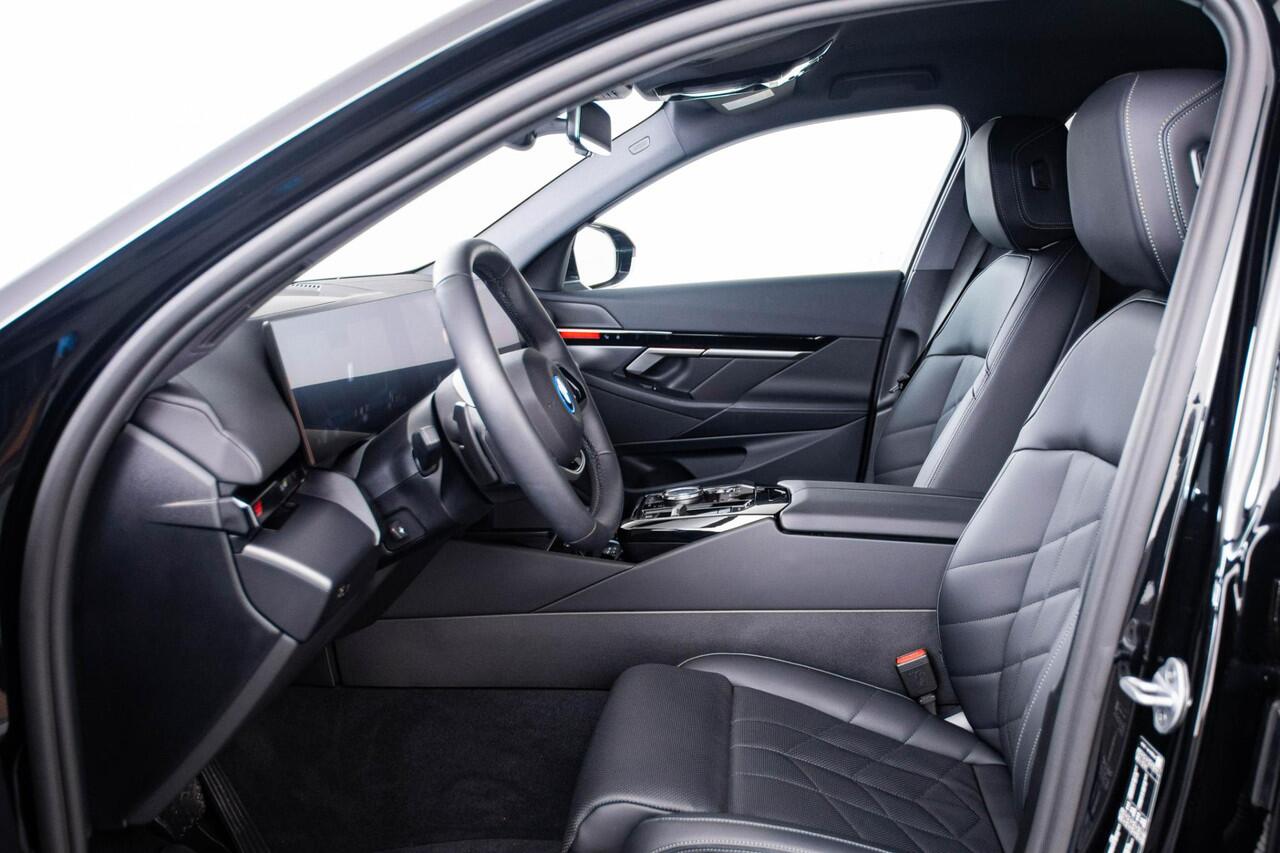 BMW 5-SERIE 530e Trekhaak - Comfortstoelen - Elektrisch verwarmde voorstoelen - Driving Assistant Professional - Head up - Parking Assistant Plus - Active Guard - Akoestische voetgangersbescherming - Comfort Access -