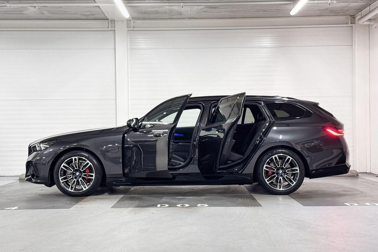 BMW 5-SERIE Touring 530e | M-Sport Pro | Travel Pack | Comfort Pack | Driving Assistant Plus | Harman/Kardon | Panoramadak | Comfort Access | Trekhaak