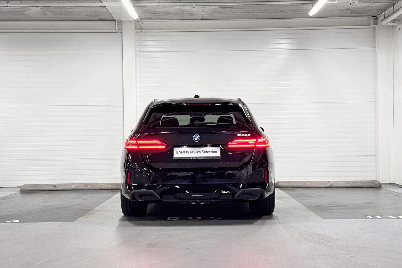 BMW 5-SERIE Touring 530e | M-Sport Pro | Travel Pack | Innovation Pack | Comfort Pack | Driving Assistant Plus | Harman/Kardon | Panoramadak | Comfort Access