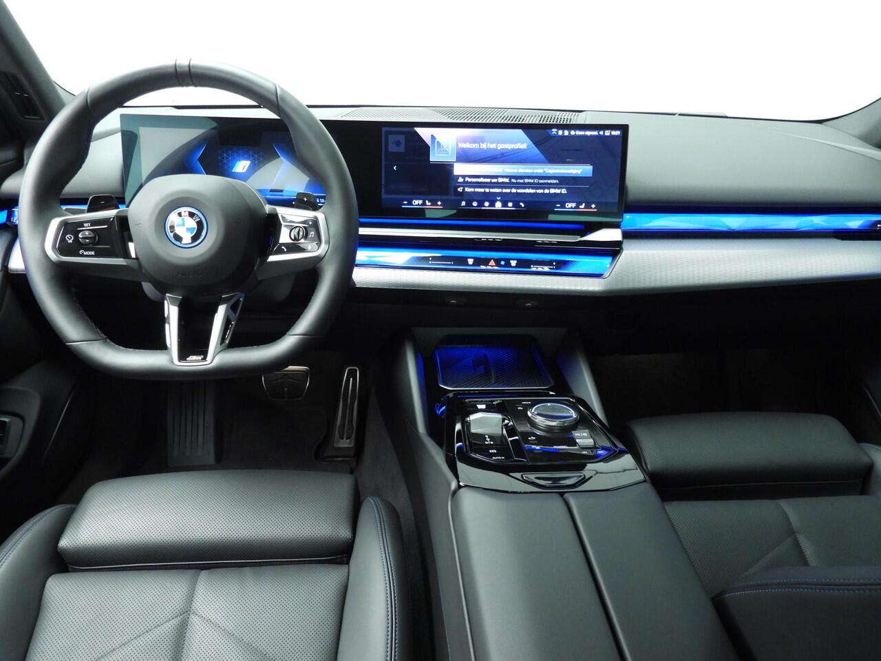 BMW 5-SERIE Sedan 530e | M-Sportpakket | LED | Navigatie | Active cruise | Sportstoelen | Stoelverwarming | DAB | Harman-kardon sound | Alu 20 inch