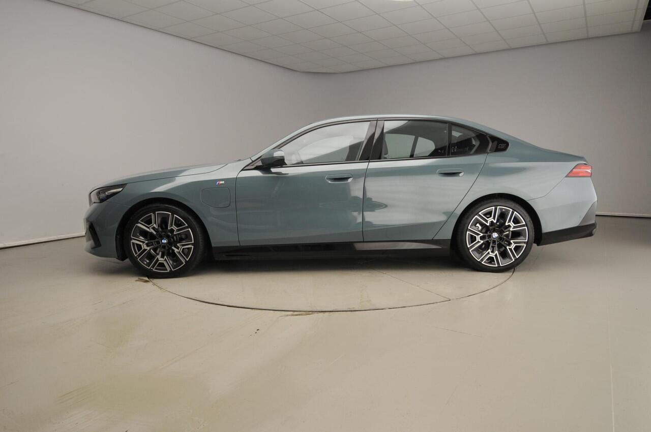 BMW 5-SERIE Sedan 530e | M-Sportpakket | LED | Navigatie | Active cruise | Sportstoelen | Stoelverwarming | DAB | Harman-kardon sound | Alu 20 inch