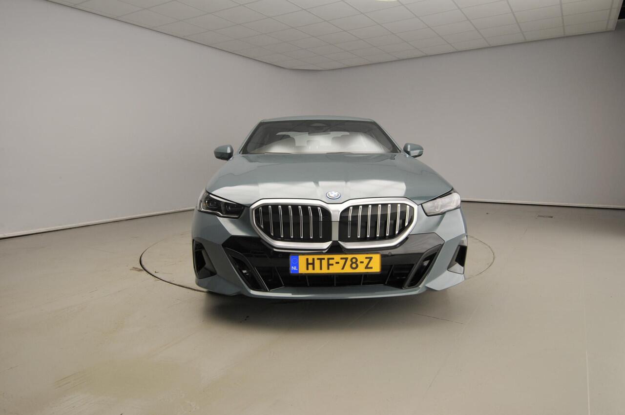BMW 5-SERIE Sedan 530e | M-Sportpakket | LED | Navigatie | Active cruise | Sportstoelen | Stoelverwarming | DAB | Harman-kardon sound | Alu 20 inch