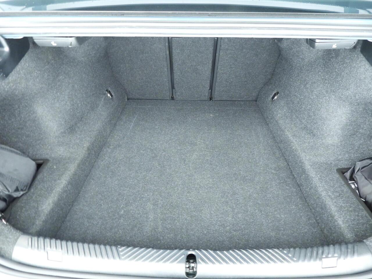 BMW 5-SERIE Sedan 530e | M-Sportpakket | LED | Navigatie | Active cruise | Sportstoelen | Stoelverwarming | DAB | Harman-kardon sound | Alu 20 inch