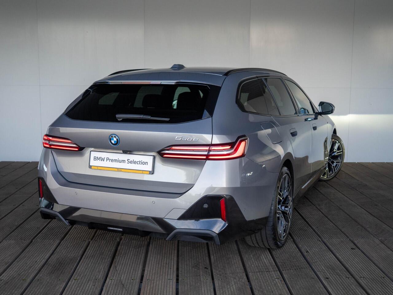 BMW 5-SERIE Touring 530e | M Sportpakket | Travel Pack | Comfort Access | Achteruitrijcamera | Stoelventilatie | Stoelverwarming | Trekhaak