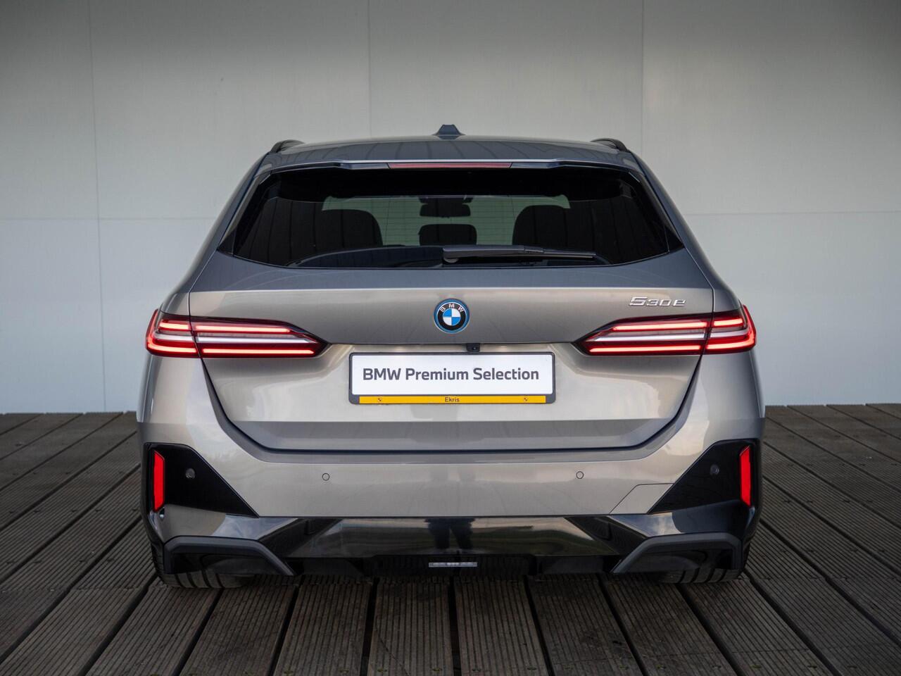 BMW 5-SERIE Touring 530e | M Sportpakket | Travel Pack | Comfort Access | Achteruitrijcamera | Stoelventilatie | Stoelverwarming | Trekhaak