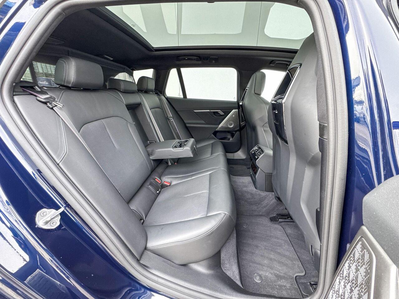 BMW 5-SERIE Touring 550e xDrive M-Sport Pro / Bowers en Wilkins Audio / Carbon interieurlijst / 21 inch LM Velgen / M-Stoelen / Driving Assistant Plus / Panoramadak / Parking Assistant Plus