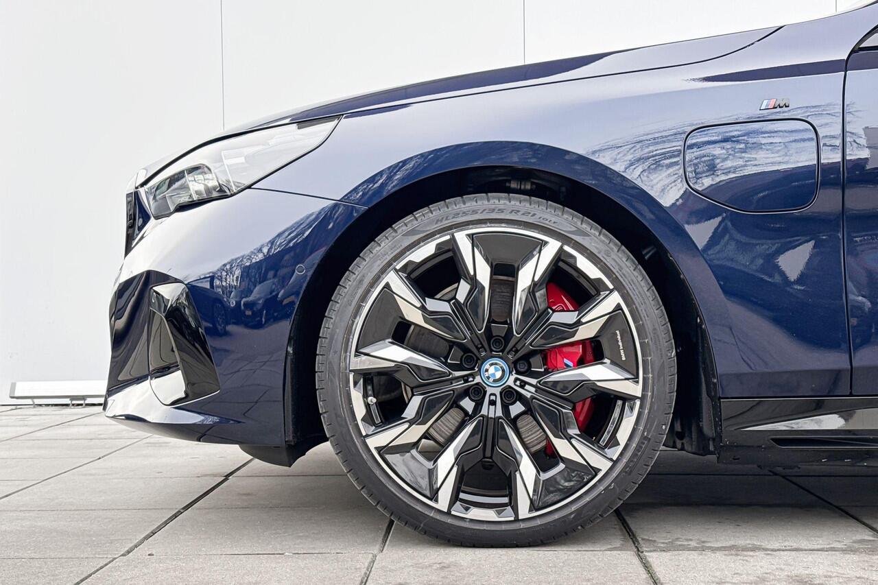 BMW 5-SERIE Touring 550e xDrive M-Sport Pro / Bowers en Wilkins Audio / Carbon interieurlijst / 21 inch LM Velgen / M-Stoelen / Driving Assistant Plus / Panoramadak / Parking Assistant Plus