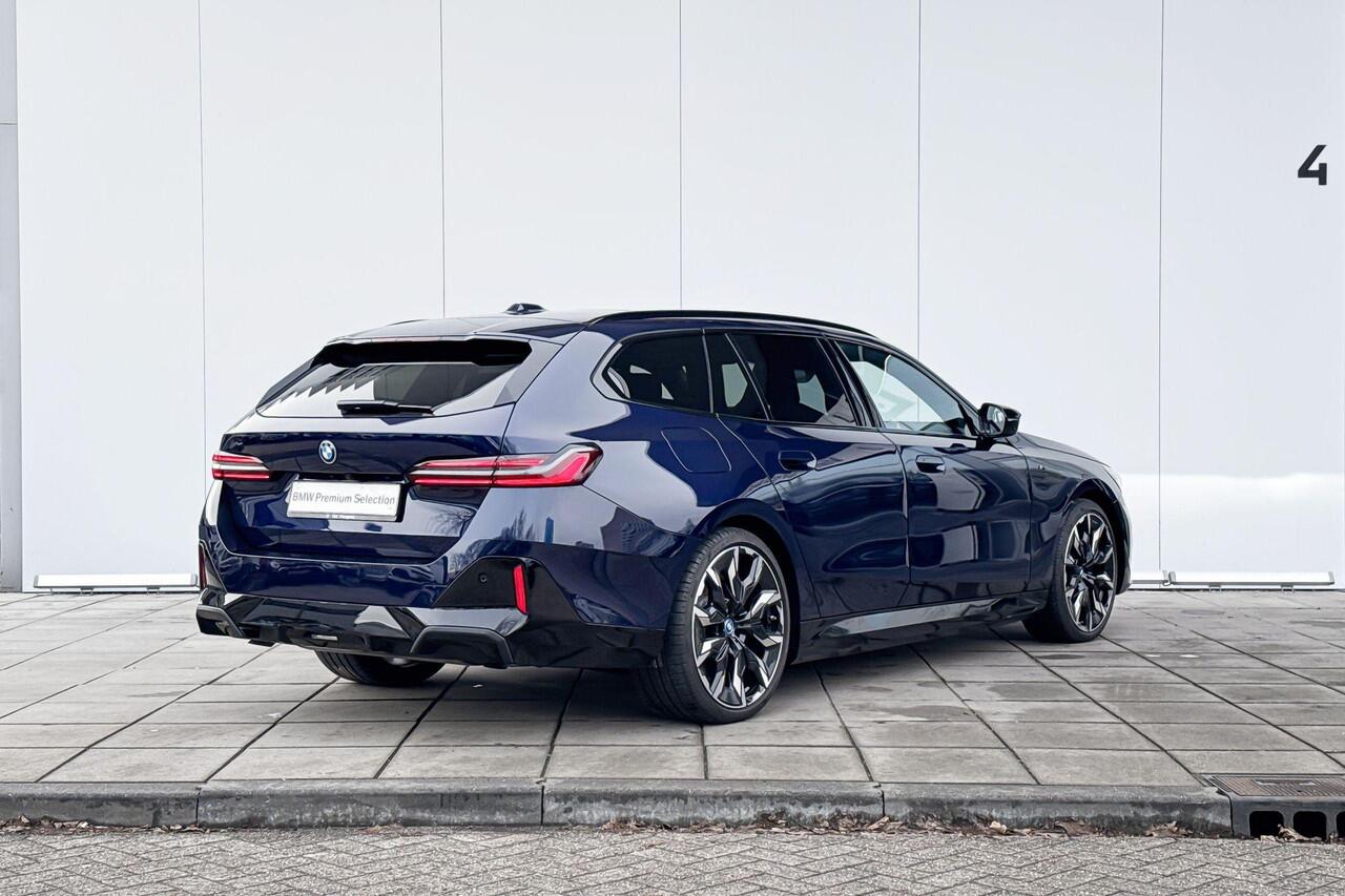 BMW 5-SERIE Touring 550e xDrive M-Sport Pro / Bowers en Wilkins Audio / Carbon interieurlijst / 21 inch LM Velgen / M-Stoelen / Driving Assistant Plus / Panoramadak / Parking Assistant Plus