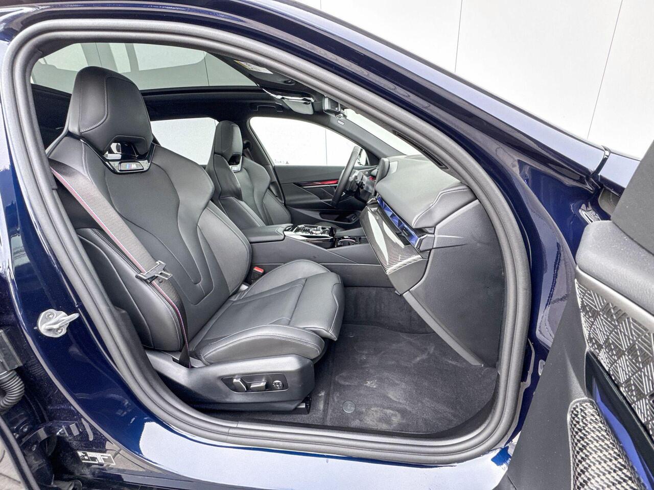 BMW 5-SERIE Touring 550e xDrive M-Sport Pro / Bowers en Wilkins Audio / Carbon interieurlijst / 21 inch LM Velgen / M-Stoelen / Driving Assistant Plus / Panoramadak / Parking Assistant Plus