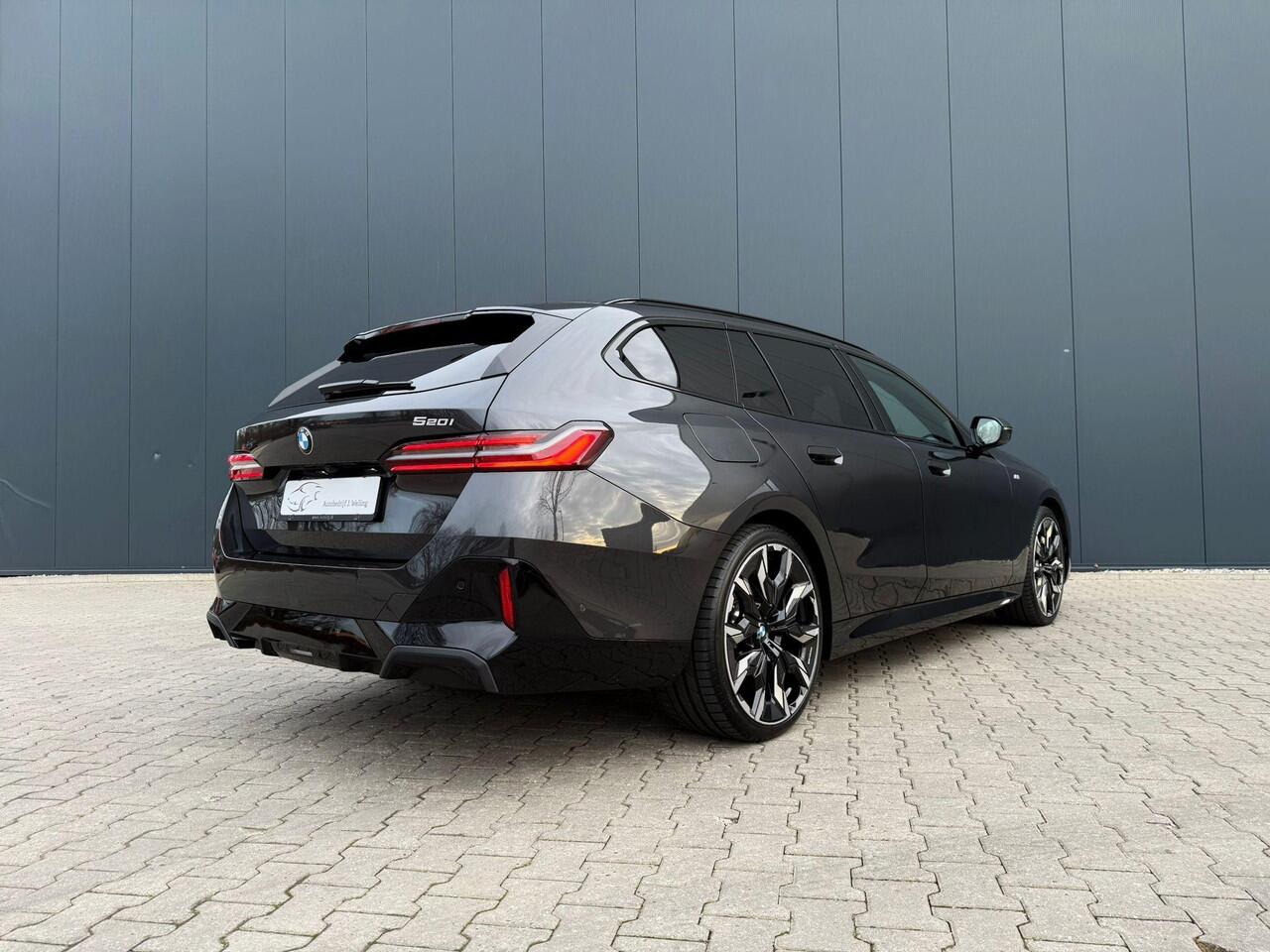 BMW 5-SERIE Touring 520i Pano / B&W / tr.hk / 21 inch / HUD