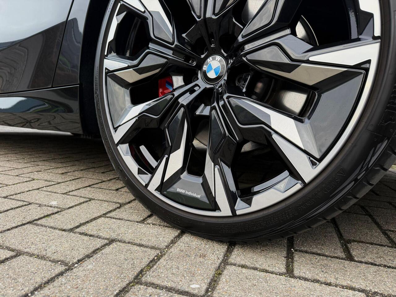 BMW 5-SERIE Touring 520i Pano / B&W / tr.hk / 21 inch / HUD