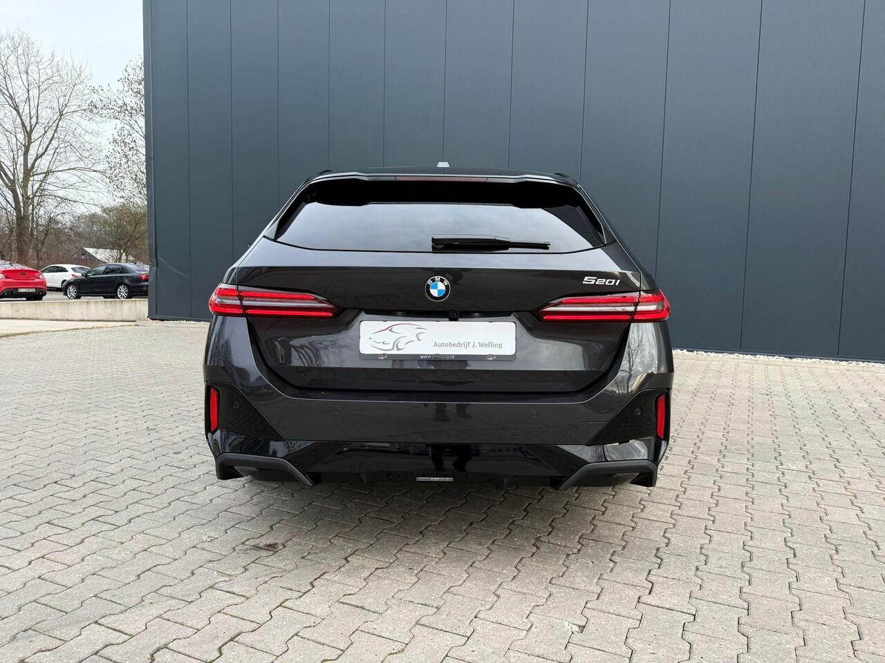 BMW 5-SERIE Touring 520i Pano / B&W / tr.hk / 21 inch / HUD