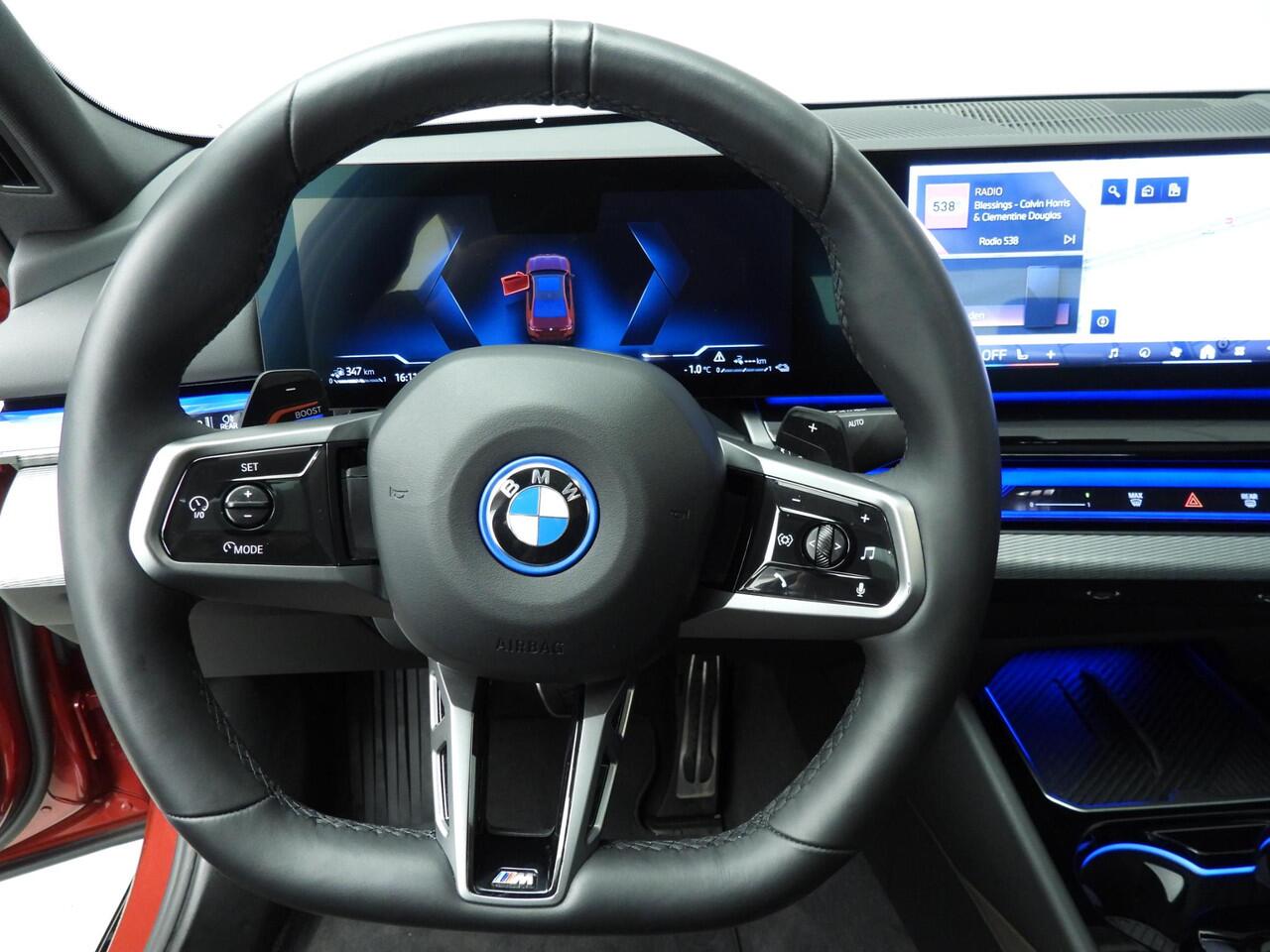 BMW 5-SERIE Sedan 550e xDrive | M-Sportpakket | LED | Leder | Navigatie | Panoramadak | Sportstoelen | DAB | Harman-kardon sound | Alu 19 inch