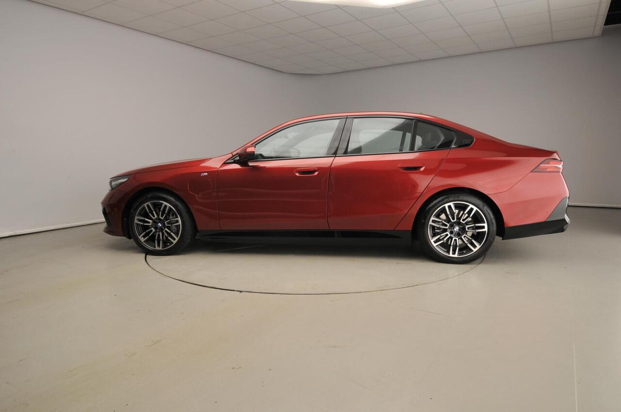 BMW 5-SERIE Sedan 550e xDrive | M-Sportpakket | LED | Leder | Navigatie | Panoramadak | Sportstoelen | DAB | Harman-kardon sound | Alu 19 inch