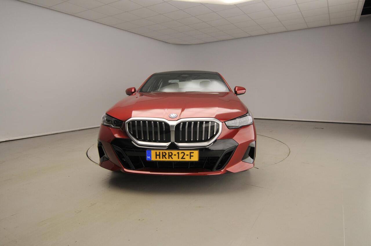 BMW 5-SERIE Sedan 550e xDrive | M-Sportpakket | LED | Leder | Navigatie | Panoramadak | Sportstoelen | DAB | Harman-kardon sound | Alu 19 inch