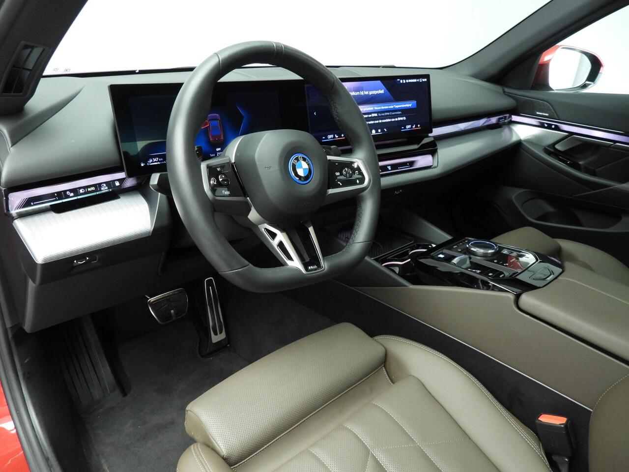 BMW 5-SERIE Sedan 550e xDrive | M-Sportpakket | LED | Leder | Navigatie | Panoramadak | Sportstoelen | DAB | Harman-kardon sound | Alu 19 inch