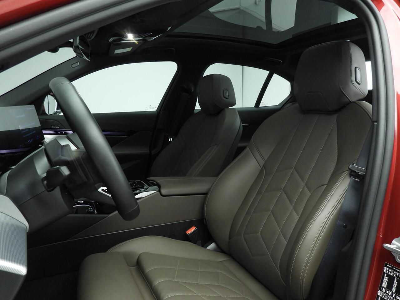 BMW 5-SERIE Sedan 550e xDrive | M-Sportpakket | LED | Leder | Navigatie | Panoramadak | Sportstoelen | DAB | Harman-kardon sound | Alu 19 inch