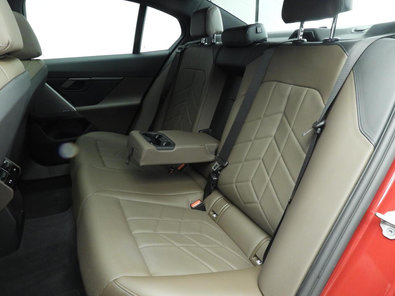 BMW 5-SERIE Sedan 550e xDrive | M-Sportpakket | LED | Leder | Navigatie | Panoramadak | Sportstoelen | DAB | Harman-kardon sound | Alu 19 inch