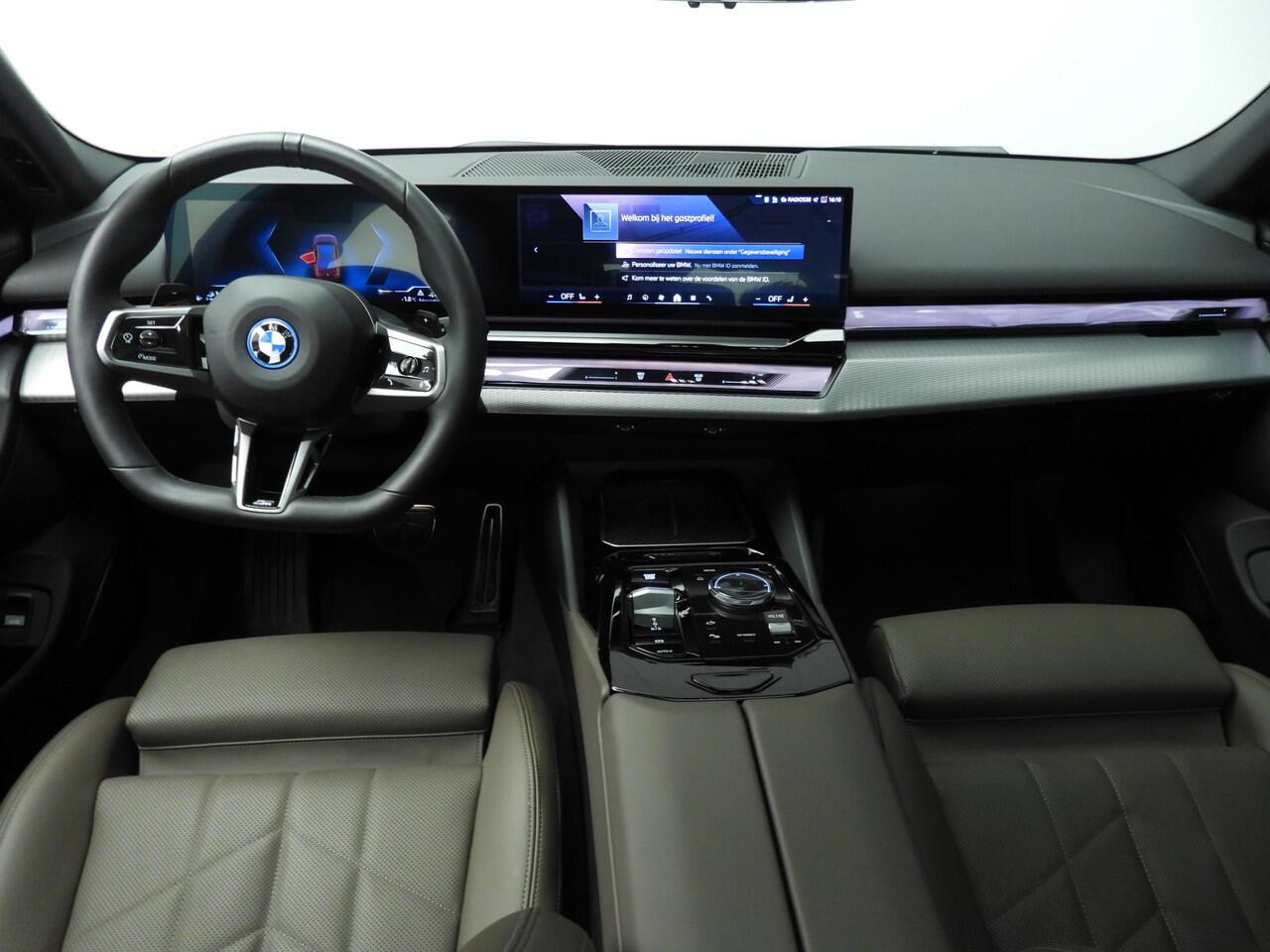 BMW 5-SERIE Sedan 550e xDrive | M-Sportpakket | LED | Leder | Navigatie | Panoramadak | Sportstoelen | DAB | Harman-kardon sound | Alu 19 inch