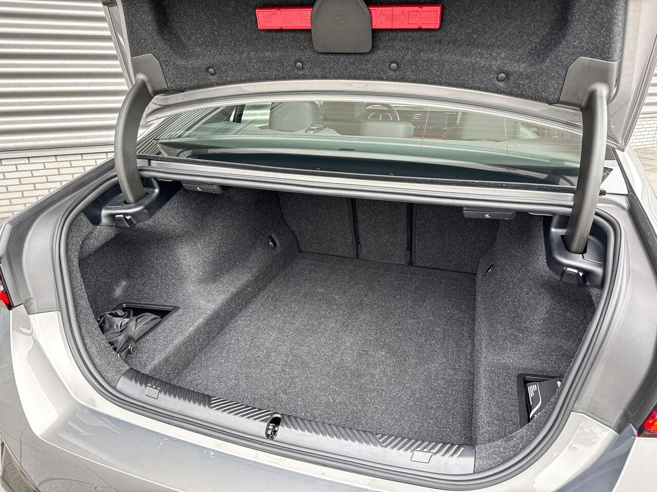 BMW 5-SERIE Sedan 520i M Sportpakket / Innovation Pack / Comfort Pack / Stoelventilatie / Elektrisch verstelbare stoelen / Driving Assistant / Parking Assistant Plus / Harman-Kardon