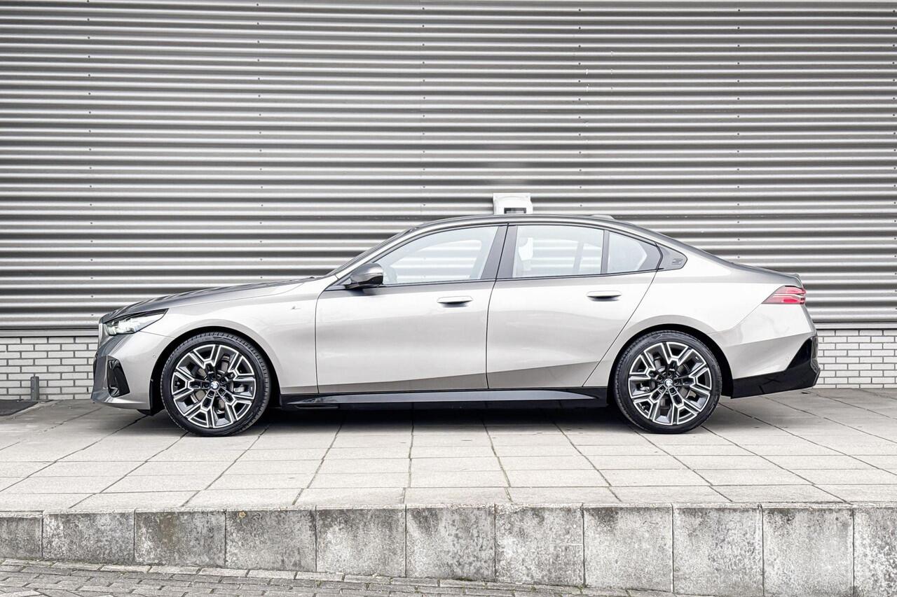 BMW 5-SERIE Sedan 520i M Sportpakket / Innovation Pack / Comfort Pack / Stoelventilatie / Elektrisch verstelbare stoelen / Driving Assistant / Parking Assistant Plus / Harman-Kardon