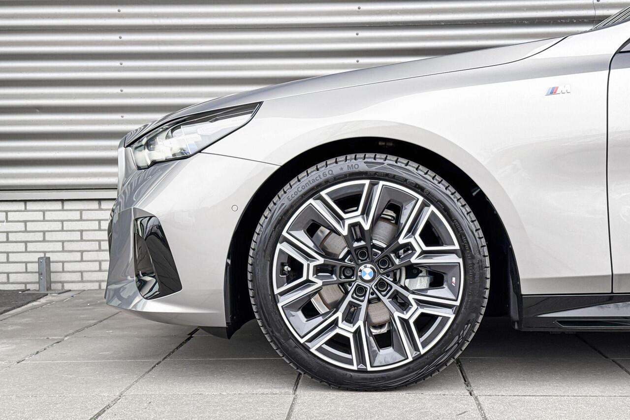 BMW 5-SERIE Sedan 520i M Sportpakket / Innovation Pack / Comfort Pack / Stoelventilatie / Elektrisch verstelbare stoelen / Driving Assistant / Parking Assistant Plus / Harman-Kardon