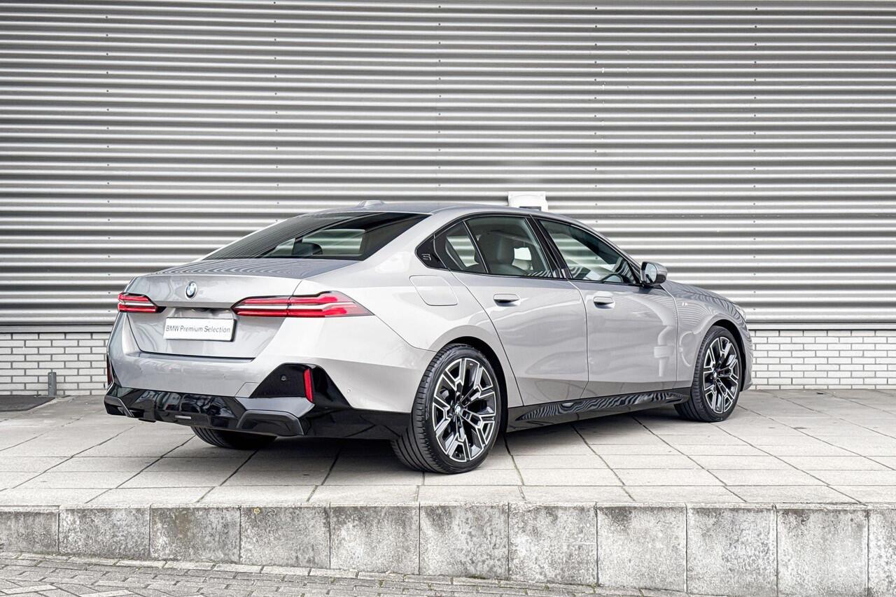 BMW 5-SERIE Sedan 520i M Sportpakket / Innovation Pack / Comfort Pack / Stoelventilatie / Elektrisch verstelbare stoelen / Driving Assistant / Parking Assistant Plus / Harman-Kardon